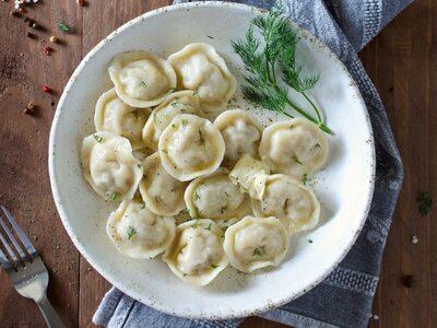 Пельмени с сочными свининой и говядиной вареные